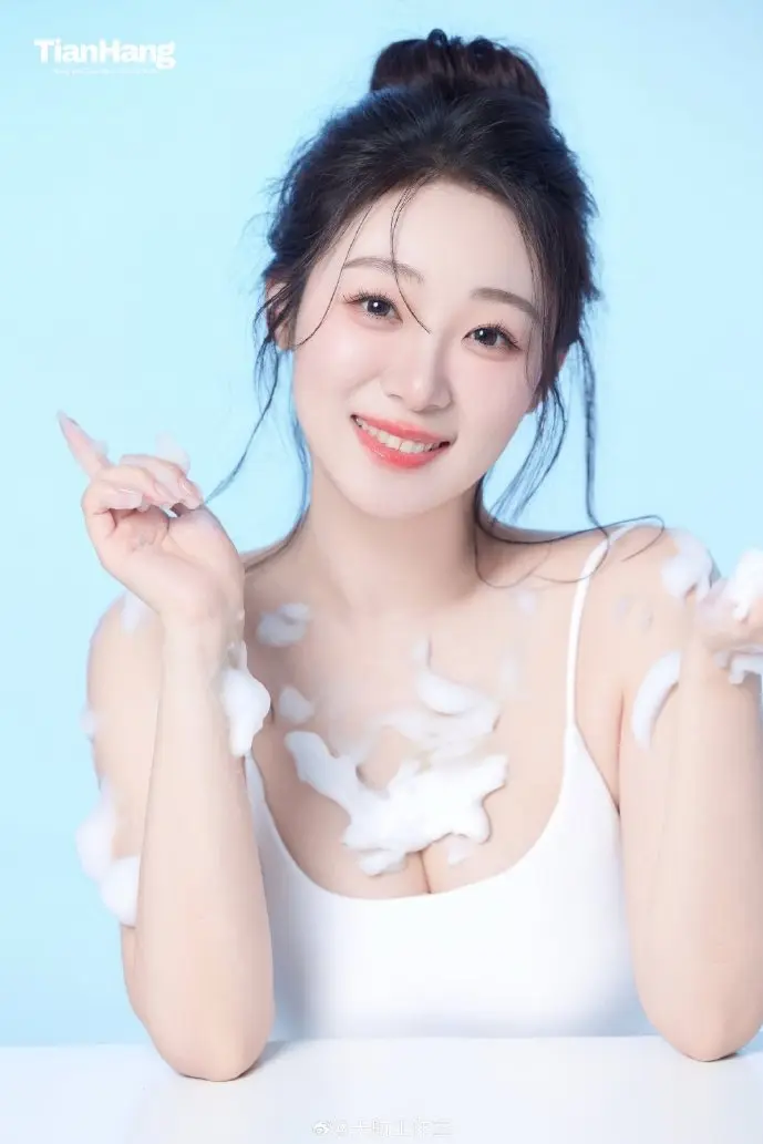 党员干部使用云岭先锋APP学习场景